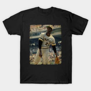 Roberto Clemente - Right Field (12) T-Shirt